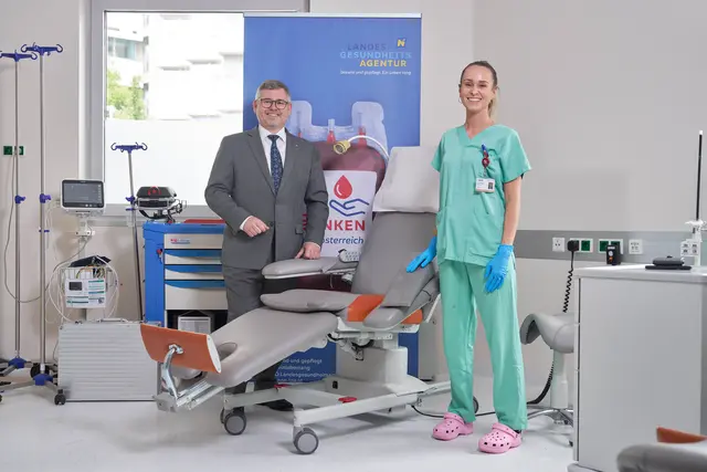 Landesrat Ludwig Schleritzko (ÖVP) mit der Biomedizinischen Analytikerin
Christiane Paukner in der Blutbank St. Pölten mit einem freien Platz, der auf den nächsten
Lebensretter bzw. die nächste Lebensretterin wartet. | Foto: NÖ LGA / Philipp Monihart