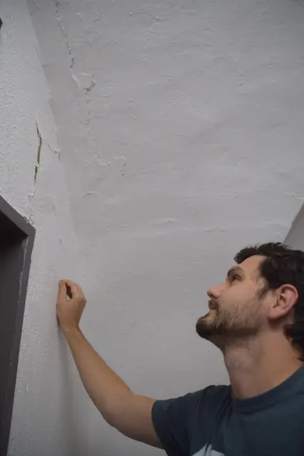 Stefan Roth zeigt die massiven Risse, die entstanden sind.  | Foto: MeinBezirk