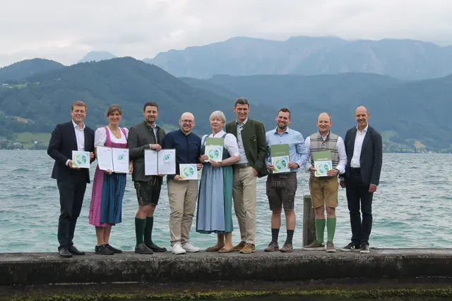 Landesrat Stefan Kaineder, Maria Ragginger, Peter Ecker, Richard Schachinger (Klimabündnis), Maria Oberndorfer, Georg Föttinger, Stefan Stadler, Maximilian Haberl und Bürgermeister Rudi Hemetsberger (v.l.). | Foto: Maria Rabl