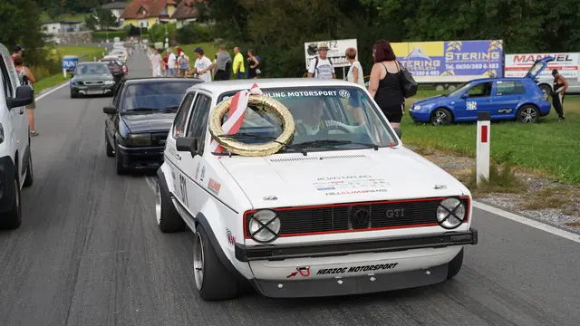 Ein bekränztes Fahrzeug, das wieder zum Start fährt, das können die Fans hautnah erleben. | Foto: M. Hausegger/judmotorsport