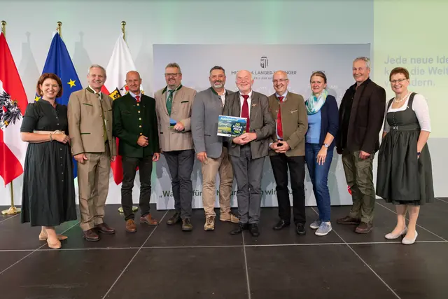 Auszeichnung für die ARGE Wildbret Linz-Land mit Sprecher Josef Nöbauer (Mitte, mit Urkunde). Landesrätin Michaela Langer-Weninger (li.) und Landwirtschaftskammer Vizechefin Rosi Ferstl (re.) gratulierten.  | Foto: Land OÖ/Margot Haag