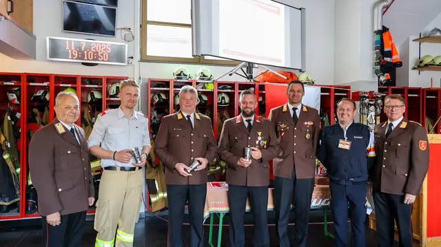 Ortsfeuerwehrkommandant BR Harald Graggaber (3.v.li), Bürgermeister Andreas Fanninger (mitte) und der Jugendbetreuer BM Thomas Trausnitz (2.v. Links) erhielten den Ehrenbecher des Landesfeuerwehrverbandes  | Foto: LFKDO Salzburg – LM Elias Aussenegg