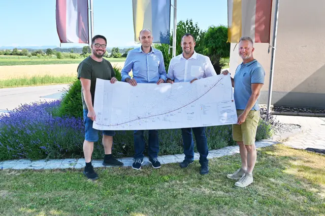 v.l.n.r.: GGR. Georg Hahn, Jürgen Kranabetter (STRABAG), Bgm. Christoph Haselsteiner und Georg Bauernfried (IBL Ziviltechniker); | Foto: Marktgemeinde St. Georgen/Y.