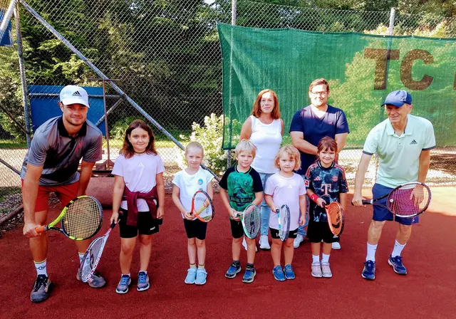 Sebastian Pallanich (Kursleiter), Sylvia Radosztics und Sandro Knor (beide TC Neuberg), Rudi Novoszel (Assistent) mit einer Gruppe von Teilnehmer:innen: Joléen, Amelie, Theo, Josy und Fabienne.