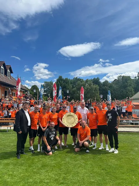 Sturm-Vorstandsmitglied Jörg Siegel (links) stellte sich beim Nachwuchscamp des SV Gössendorf mit Sturms Original-Meisterschale ein. | Foto: SV