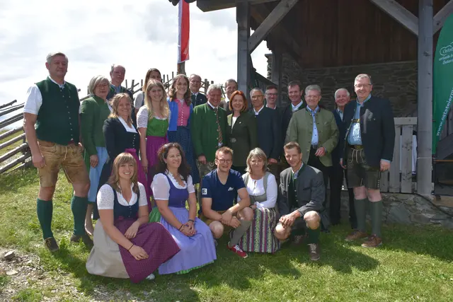 Obmann Erwin Gruber (Mitte) mit Landesrätin Simone Schmiedtbauer, weiteren hochrangigen Ehrengästen und Team. 
