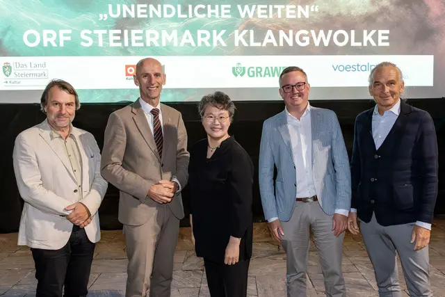 Gelungen: Styriarte-Intendant Mathis Huber, Landesrat Willibald Ehrenhöfer, Dirigentin Mei-Ann Chen, Lukas Müller (GRAWE) und Moderator Gernot Rath nach dem „Klangwolke“-Public Viewing im Grazer Landhaushof. | Foto: ORF/Schöttl