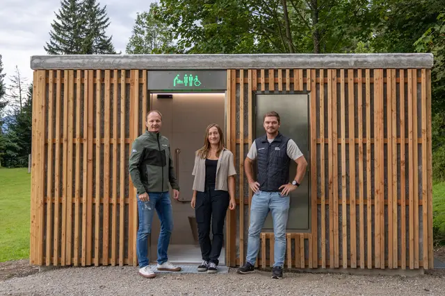 Bürgermeister Johannes Anzengruber, Amtsleiter Matthias Stang (r., Wald und Natur) sowie Charlotte Eggert (Referat Natur und Erholung) freuen sich über die neue, selbstreinigende WC-Anlage am Gramartboden.  | Foto: © M. Kuen