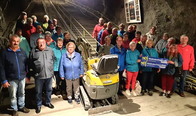 Gruppenfoto im Stollen der Seegrotte Hinterbrühl | Foto: NÖ Senioren