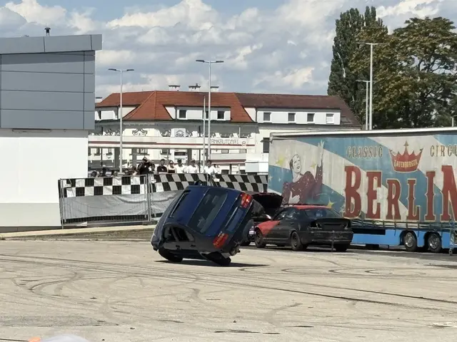 Kraft trifft Präzision: Bei den Wheelies balancieren die Fahrer tonnenschwere Fahrzeuge auf zwei Rädern. | Foto: Alexandra Goll