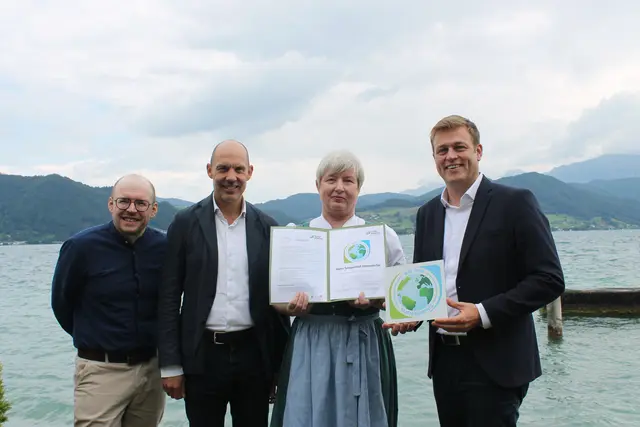 Richard Schachinger, Rudi Hemetsberger, Maria Oberndorfer vom Hotel Oberndorfer in Attersee und Landesrat Stefan Kaineder. | Foto: Maria Rabl