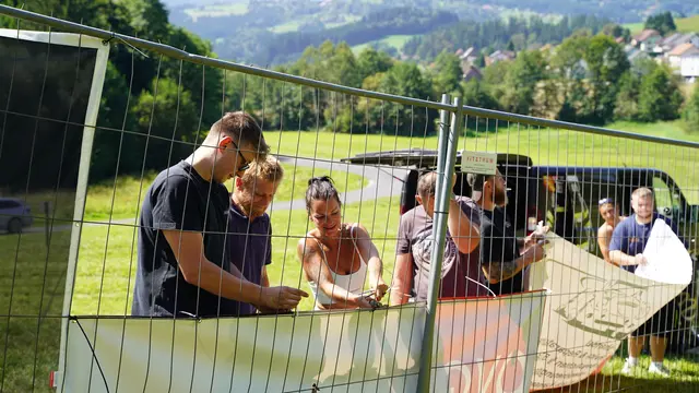 Transparente der SponsorInnen werden von HelferInnen entlang der Strecke montiert. | Foto: M. Hausegger/judmotorsport