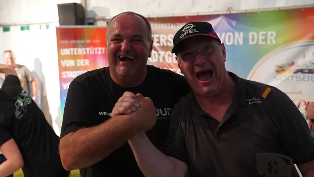 Rennfahrer Manfred Suppan und Veranstalter Werner Jud sind langjährige Freunde und feiern den erfolgreichen Renntag. | Foto: J. Reicher/judmotorsport