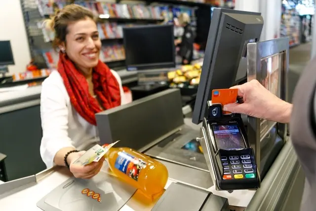 Ob im Supermarkt, im Skigebiet oder bei der Bank: Die Österreichische Nationalbank hat sich angeschaut, wie weit es die Steirerinnen und Steirer zum nächsten Geldautomaten haben. (Symbolbild)  | Foto: Martin Hron