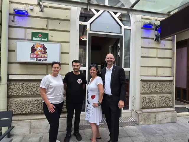 Doris Weiß, Nicole M. Mayer und Robert Schratt von der St. Veiter Wirtschaftskammer gratulierten Bülent Colak zur Neueröffnung am Herzog Bernhard Platz.  | Foto: WKK St. Veit