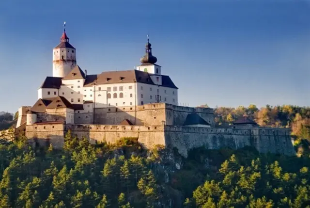 Die Burg Forchtenstein, strategisch günstig auf einem Felsen gelegen, spielte während der Kriege eine wichtige Rolle. | Foto: Burg Forchtenstein