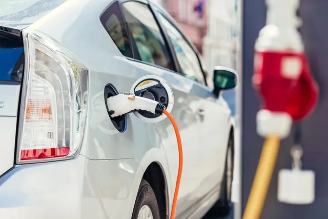 Etwas mehr als jede fünfte Pkw-Neuzulassung im Bezirk Ried handelt von einem Elektroauto. | Foto: Smarterpix/Kasto