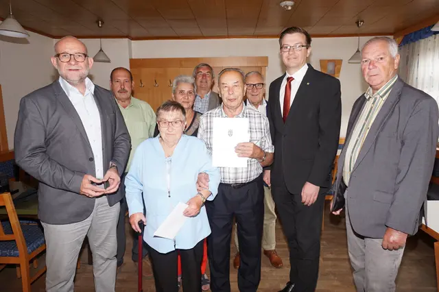 Roland Datler, Johannes Tüchler, Anton Czetina, Alois Österreicher, Adolf Gutmann, Schwiegertochter Erika und Sohn Franz Deutschmann gratulierten dem Jubelpaar | Foto: Bezirkshauptmannschaft Waidhofen/Thaya