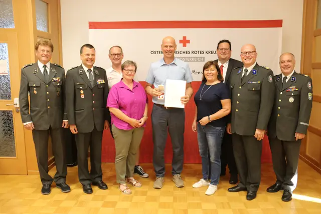 Erich Pichl, Bernhard Schierer, Bruno Kernstock, Margit Auer, Franz Fischer, Hermine Klima, Jürgen Unterberger Günter STöger und Christian Hrauda (v.l.) | Foto: Rotes Kreuz Waidhofen/Thaya
