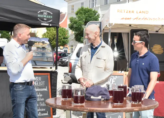 Bürgermeister Stefan Lang, Michael Vesely und Daniel Wöhrer beim 5-jährigen Jubiläum des Genussmarktes in Retz. | Foto: Herbert Schleich