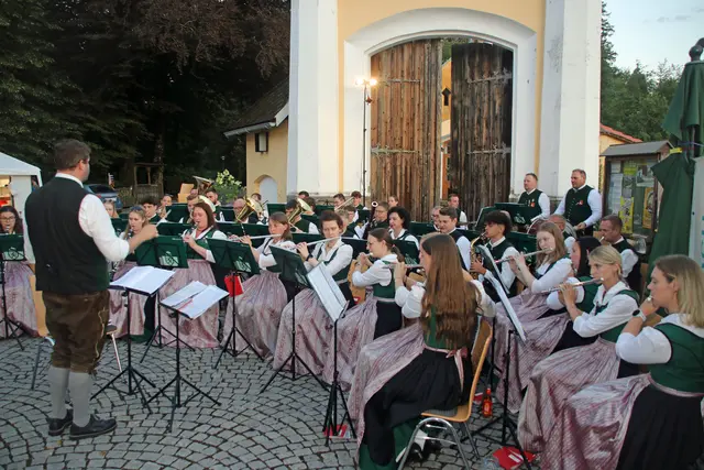 Kapellmeister Christian Mörth hat die Musikkapelle Hollenegg auf dem Vorplatz des Rossstalls Hollenegg dirigiert. | Foto: Musikkapelle Hollenegg