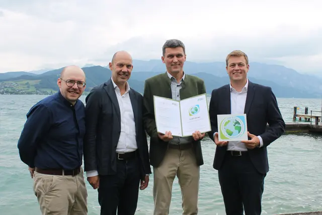 Richard Schachinger, Rudi Hemetsberger, Georg Föttinger vom Hotel Föttinger in Steinbach am Attersee und Landesrat Stefan Kaineder. | Foto: Maria Rabl