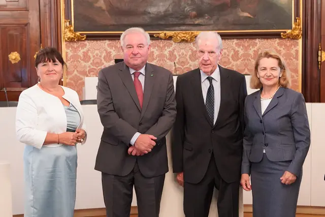 LH-Stv. Manuela Khom (l.), LH.aD. Hermann Schützenhöfer (2.v.l.), Botschafterin Jolanta Róża Kozłowska (4.v.l.) bei der Überreichung der Solidarność-Dankbarkeitsmedaille an Landesrat a.D. Hermann Schaller (3.v.l.) im Jahr 2021. 
  | Foto: Landtagsdirektion