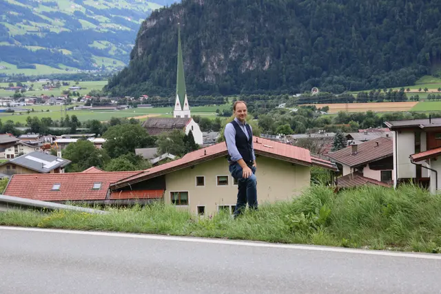 Bgm Stefan Schiestl an der Achenseestraße, wo im Bereich Oberdorf und Erlach eine Lärmschutzwand errichtet wird.