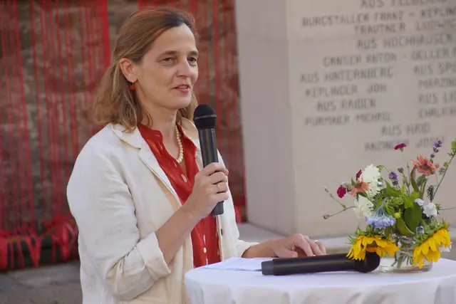 Christina Leitner begrüßte die 300 Gäste bei der Eröffnungsfeier des diesjährigen Sommersymposiums. | Foto: Helmut Eder