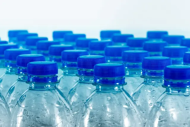 Eine einfache und kostengünstige DIY-Methode zur Bewässerung sind PET-Flaschen. Dabei wird in den Schraubdeckel ein kleines Loch gebohrt, die Flasche mit Wasser gefüllt, umgedreht in die Erde gesteckt und der Flaschenboden abgeschnitten oder gelocht, damit Wasser nachfließen kann. (Symbolbild) | Foto: pixabay.com
