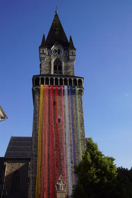 Die Ausstellung in "Hülle und Fülle" im Kirchturm ist bis 9. August jeweils von Donnerstag bis Samstag von 16-19 Uhr zu sehen.  | Foto: Helmut Eder