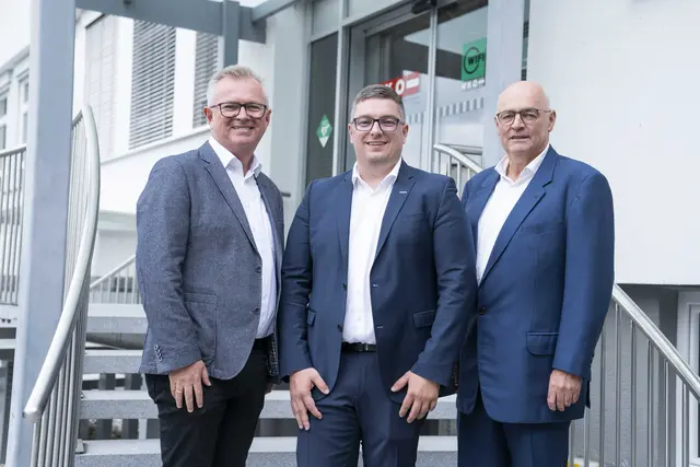 Der scheidende Wirtschaftsobmann Josef Heißbauer mit seinem Nachfolger Benjamin Salhofer und Bezirksstellenleiter Christoph Wiesner. | Foto: Creative Studio/Lara Maier