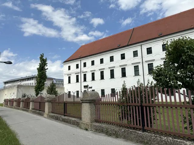 Die Personalsituation in der Simmeringer Justizanstalt ist weiterhin angespannt.  | Foto: Luca Arztmann/MeinBezirk