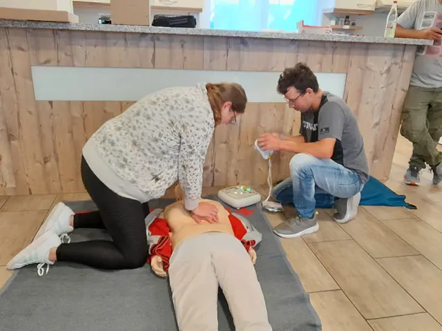 Üben der Herzdruckmassage | Foto: DEV MIS-Sparbach