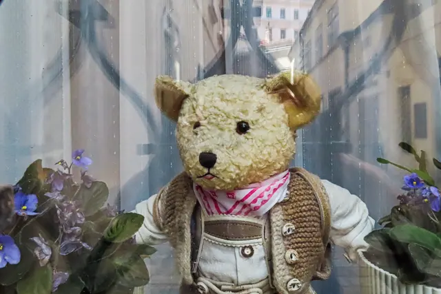 Ist der jetzt ein Trachtenbärchen oder Teil von einem Trachtenpärchen?