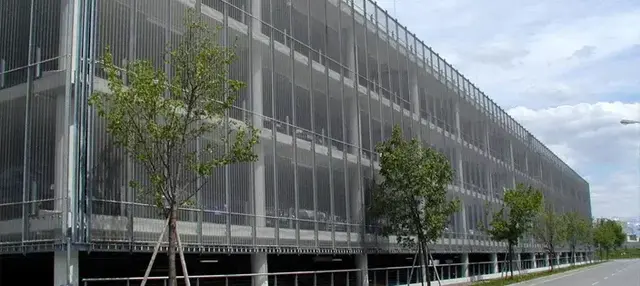 Mit überhöhter Geschwindigkeit und unter Drogeneinfluss prallte am Sonntag ein 25-jähriger Autofahrer mit seinem Fahrzeug gegen einen Baum und anschließend an eine Säule des Parkhauses am Flughafen.   | Foto: MeinBezirk