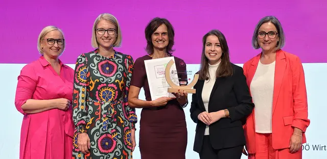 Auszeichnung für Martina Gaisch (Bildmitte). | Foto: Land OÖ/Daniel Kauder