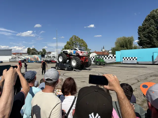 Giganten auf vier Rädern: Monstertrucks in Aktion beim Überspringen von Schrottautos. | Foto: Alexandra Goll
