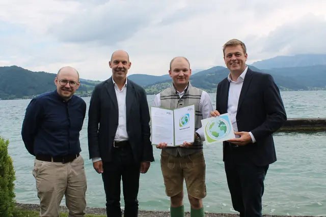 Richard Schachinger, Rudi Hemetsberger, Maximilian Haberl vom Hotel Haberl in Attersee und Landesrat Stefan Kaineder. | Foto: Maria Rabl