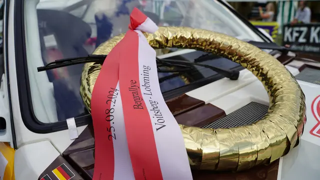 Der Kranz für die Siegerinnen und Sieger wird direkt im Zielbereich von Rennleiter Jimmy Kahr an alle Klassensiegerinnen und-sieger vergeben. | Foto: J. Reicher/judmotorsport