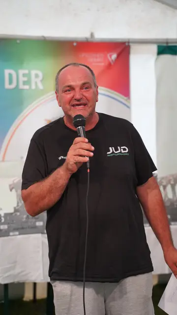 Veranstalter Werner Jud bedankt sich im Rahmen der Siegerehrung bei allen Rennsportlerinnen und -sportler, Fans, Anrainerinnen und Anrainer sowie Helferinnen und Helfern.  | Foto: M. Hausegger/judmotorsport