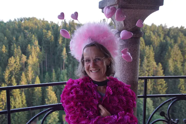 Gabi Höller aus Rohrbach-Berg nutzte die Gelegenheit so wie vile Besucher sich Life-Ball like zu kostümieren.  | Foto: Helmut Eder
