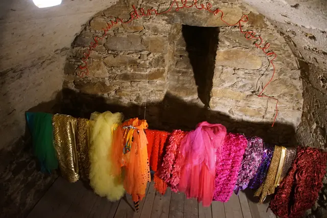 Die Ausstellung in "Hülle und Fülle" im Kirchturm ist bis 9. August jeweils von Donnerstag bis Samstag von 16-19 Uhr zu sehen.  | Foto: Helmut Eder