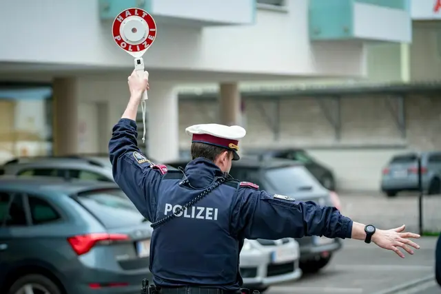 Bei einer Fahrzeugkontrolle bedrohte ein Pkw-Lenker die Polizisten. (Symbolfoto) | Foto: Bernhard Knaus