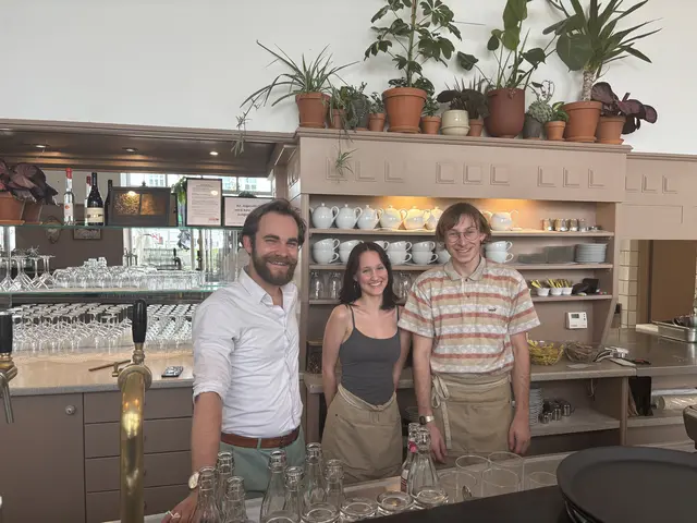 Jendrik Lowens (links) hat das Café Florianihof wiederbelebt. | Foto: Philipp Scheiber/MeinBezirk