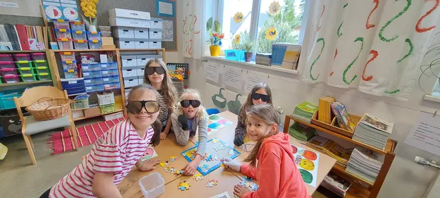 Schülerinnen der VS Rollsdorf testen die Brillen, die das Sehen einschränken. | Foto: Verein Smart Ageing