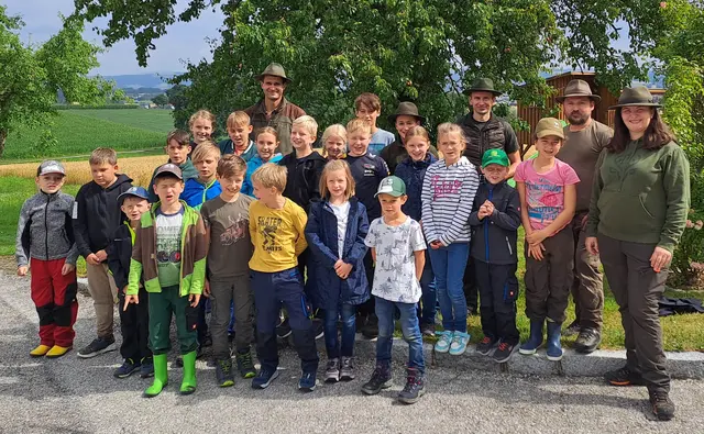 Die Kinder verbrachten einen spannenden Tag bei der Jagdgesellschaft Waizenkirchen.  | Foto: Georg Mair