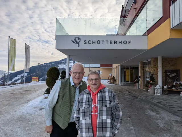 Der 65-jährige Pensionist Manfred Steinberger (rechts) ist geringfügig im Hotel Schütterhof in Rohrmoos beschäftigt. Aufgrund der vielen unbesetzten Stellen erhalten Ältere wieder mehr Chancen am Arbeitsmarkt. | Foto: Hotel Schütterhof