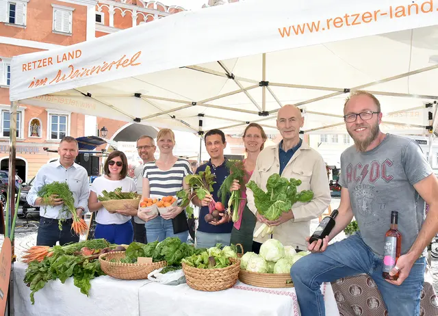 Samstäglicher Fixpunkt: Der Genussmarkt am Retzer Hauptplatz zieht jede Woche zahlreiche Besucher an. | Foto: Herbert Schleich