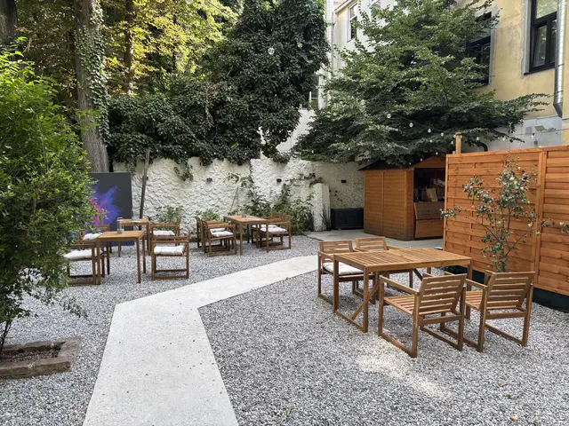 Der riesige Schanigarten im Innenhof ist von außen gar nicht sichtbar. Betritt man das Lokal jedoch und geht bis ganz ans Ende, offenbart sich eine wahre Oase mitten in Hernals.  | Foto: Ipirotis/MeinBezirk